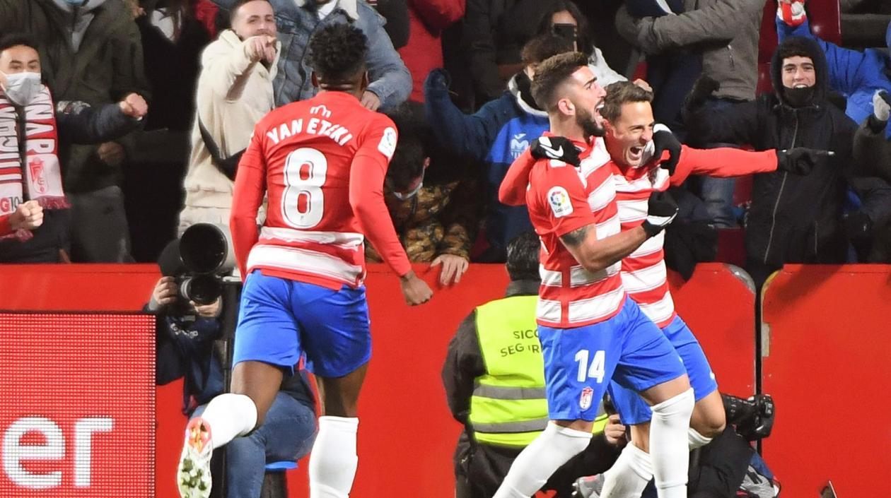 Santiago Arias festeja el gol del triunfo con sus compañeros. 