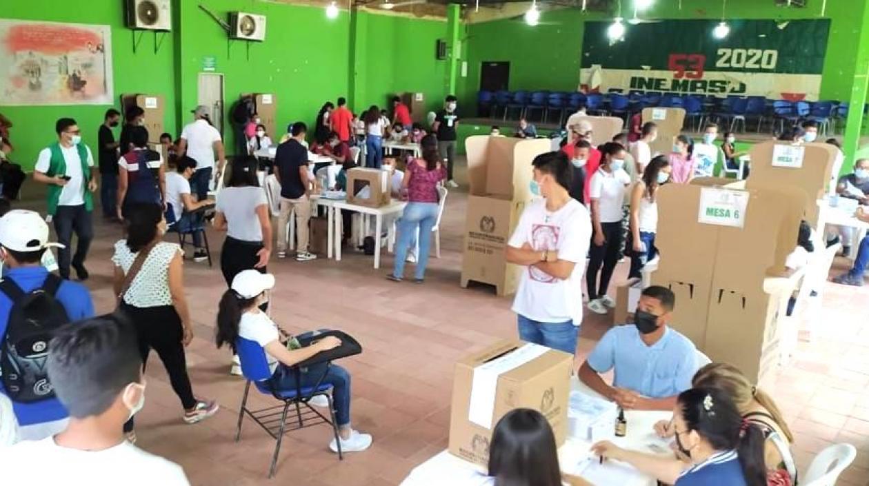 Jóvenes participando en las elecciones.