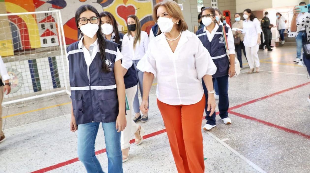 La Procuradora Margarita Cabello acompañada de la judicante Giselle Pinto en el puesto del Liceo Cervantes en Barranquilla.