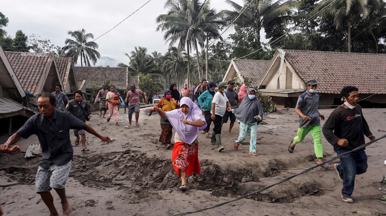 Un grupo de personas trata de ponerse a salvo tras la erupcion del volcán Semeru.