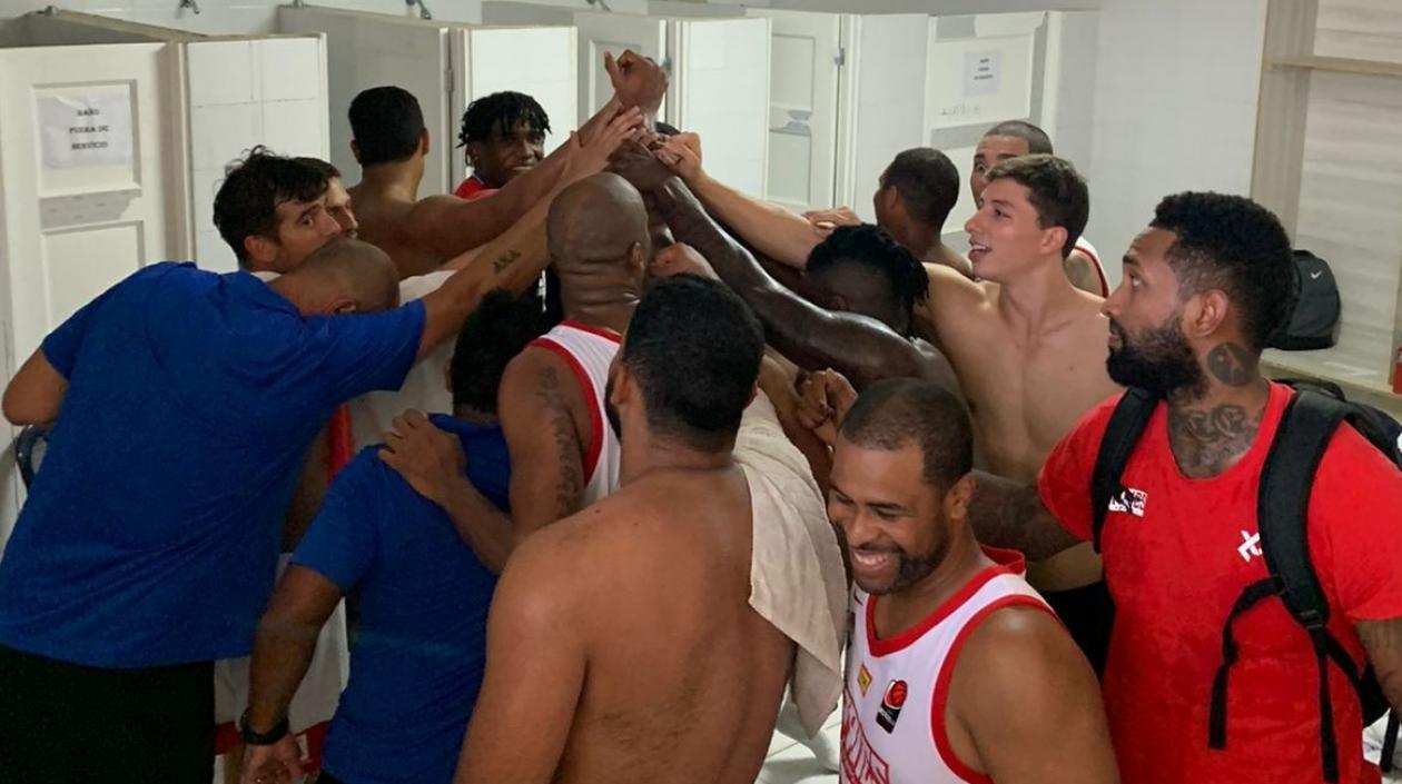 Integrantes de Titanes celebran su paso a la final del baloncesto profesional.