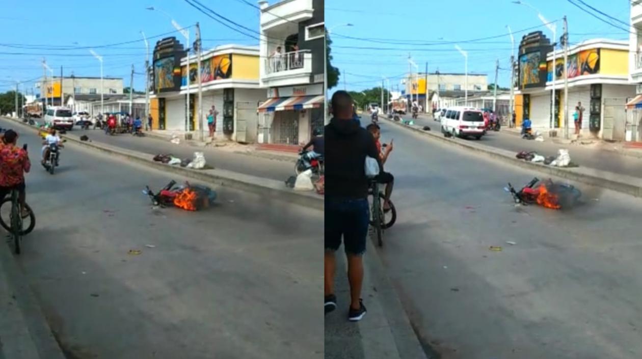La moto de los presuntos ladrones fue incendiada por la comunidad. 