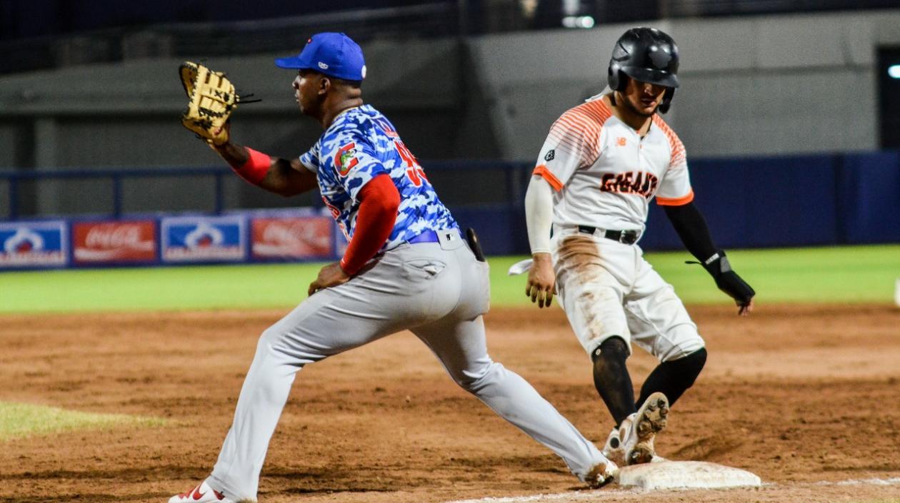 Leandro Emiliani recibe un envío a la primera base.