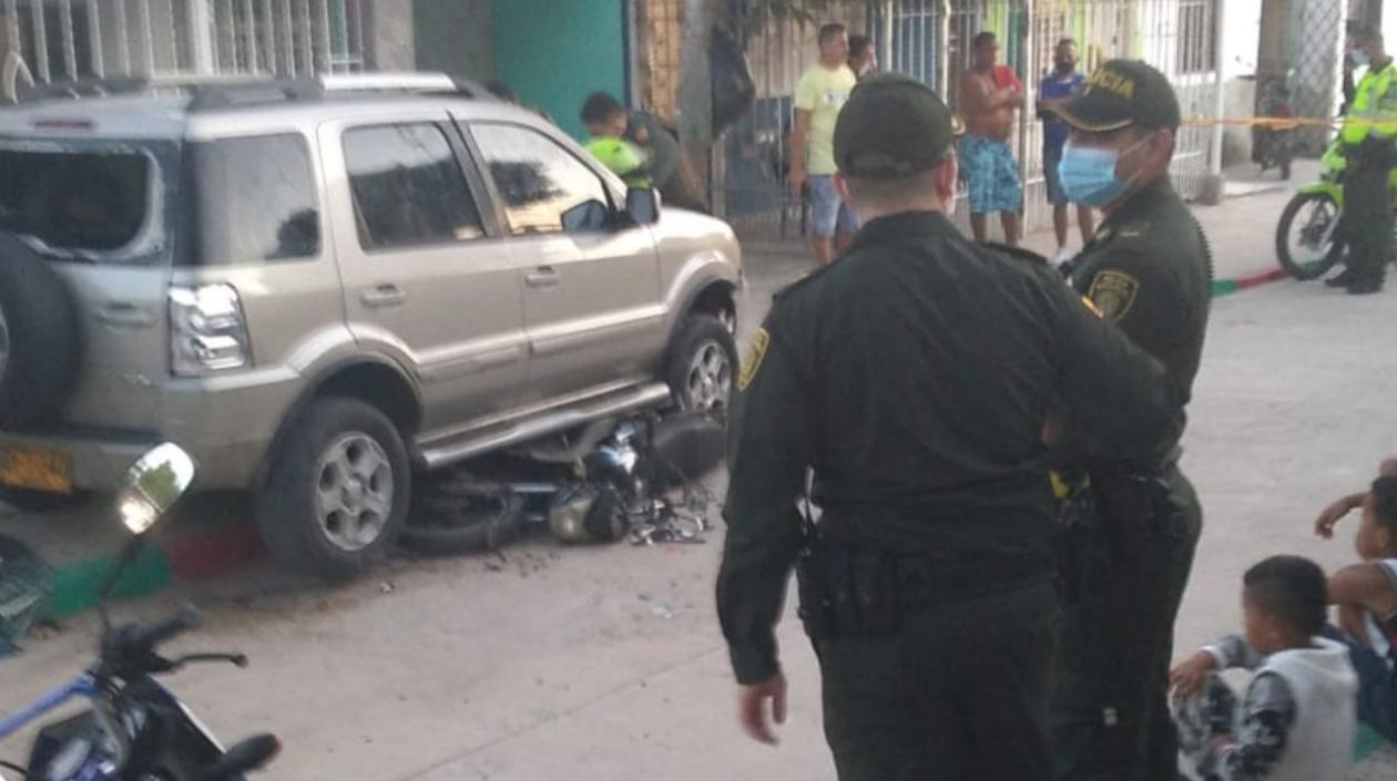 Vehículo implicado en el accidente y la Policía en el sitio. 