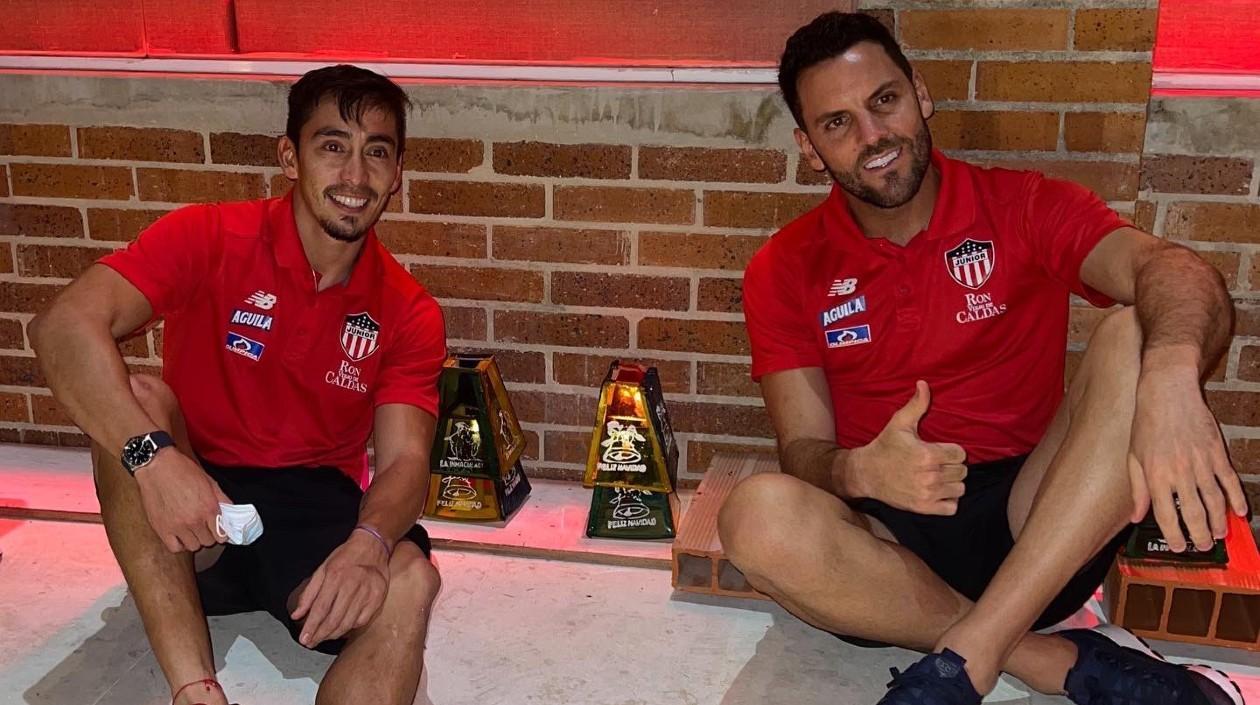 Fabián Sambueza y Sebastián Viera al lado de los farolitos. 