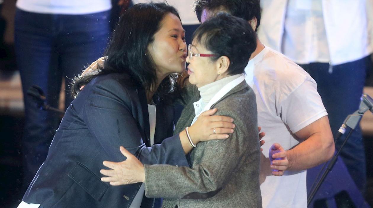 Keiko Fujimori con su mamá Susana Higuchi, en la campaña presidencial pasada.