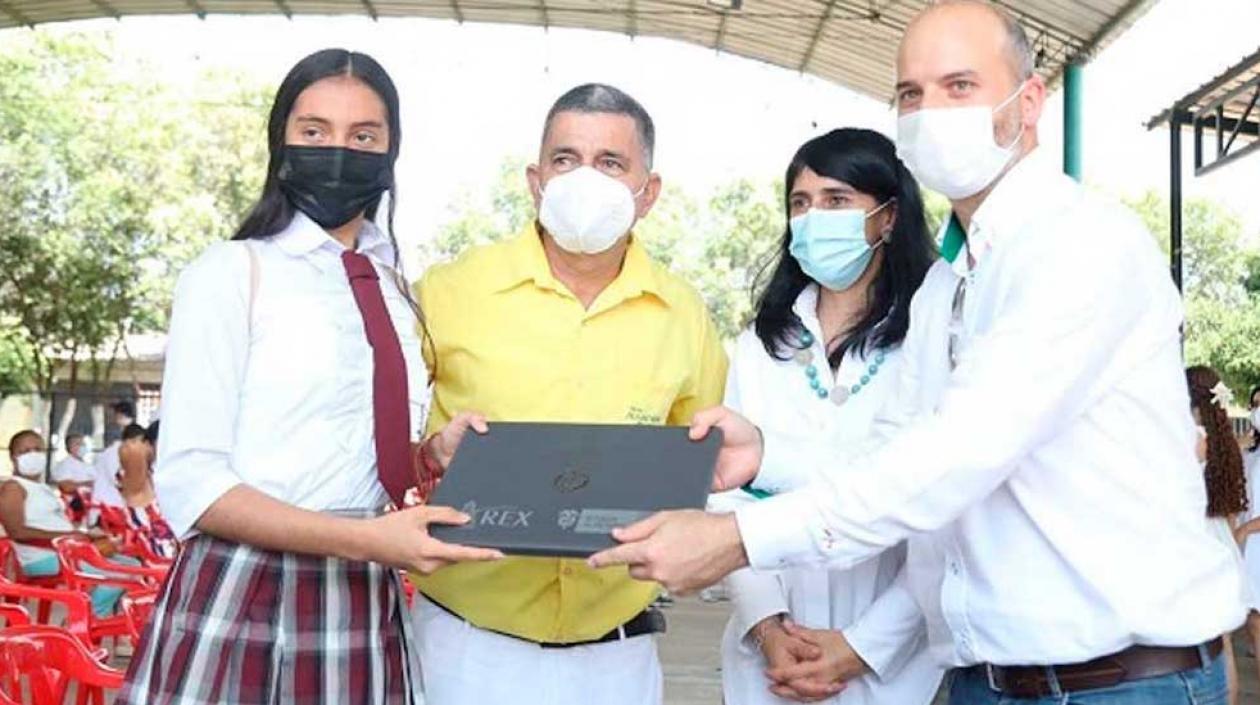 Entrega de la dotación a estudiantes.