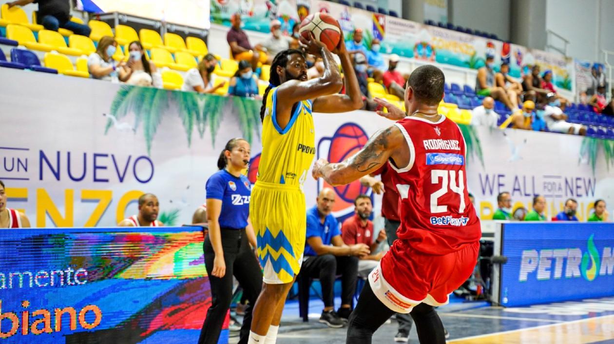 Dominique Francis dispara de tres ante la mirada de Jonathan Rodríguez. 
