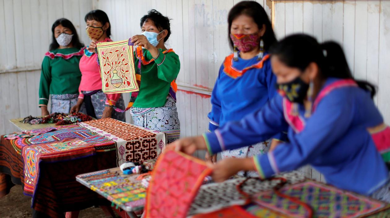 Mujeres de la etnia shipibo-konibo son beneficiadas de fundaciones filantrópicas.