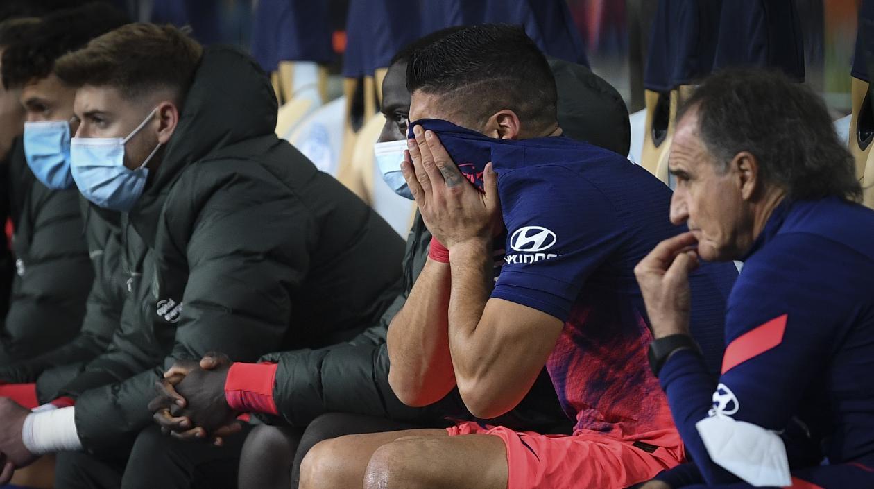 Luis Suárez llora en el banco por su lesión. 