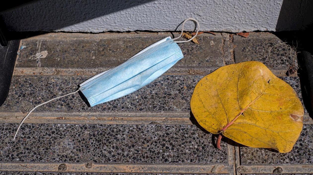 Mascarilla arrojada al suelo en una calle.