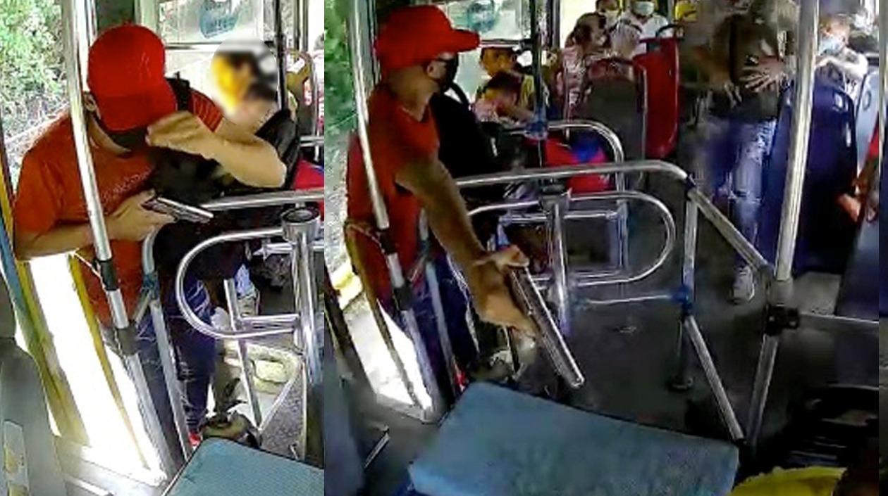 Momento del atraco al bus. 