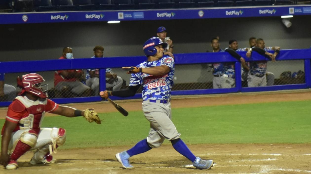 Gustavo Campero conecta triple.