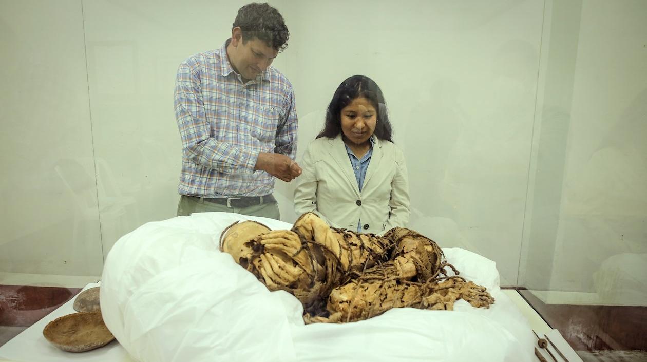 Yomira Huamán (d), la arqueóloga de la Universida Mayor de San Marcos que ha liderado las investigaciones, junto a su profesor Pieter Van Dalen (i), responsable del proyecto.