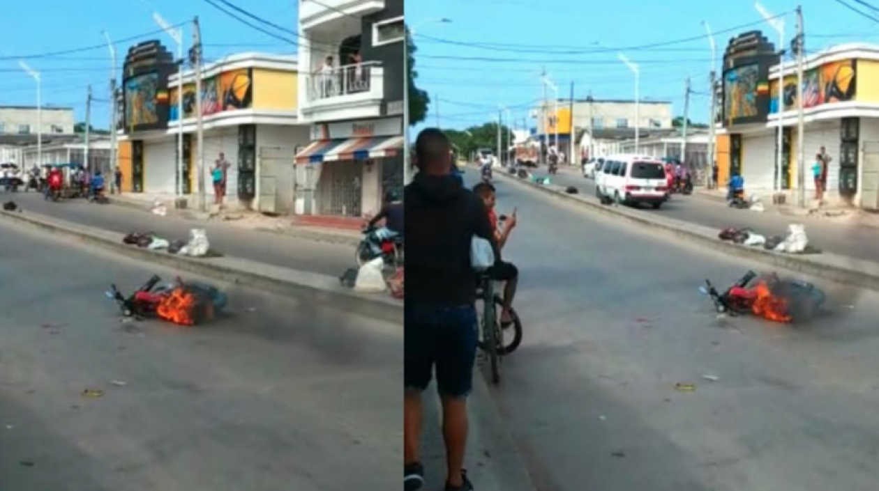 La moto en la que pretendían huir los ladrones fue quemada por la comunidad. 