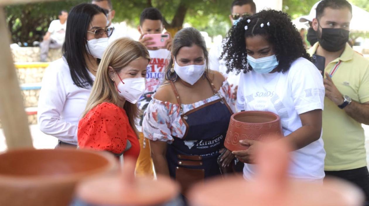 La Gobernadora Elsa Noguera y la Secretaria de Cultura Diana Acosta, observando los elementos.