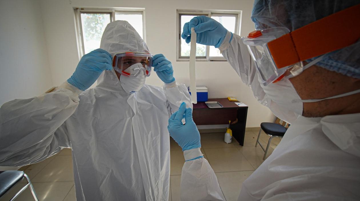 Personal sanitario con sus vestimenta para evitar contagio por Covid-19. 