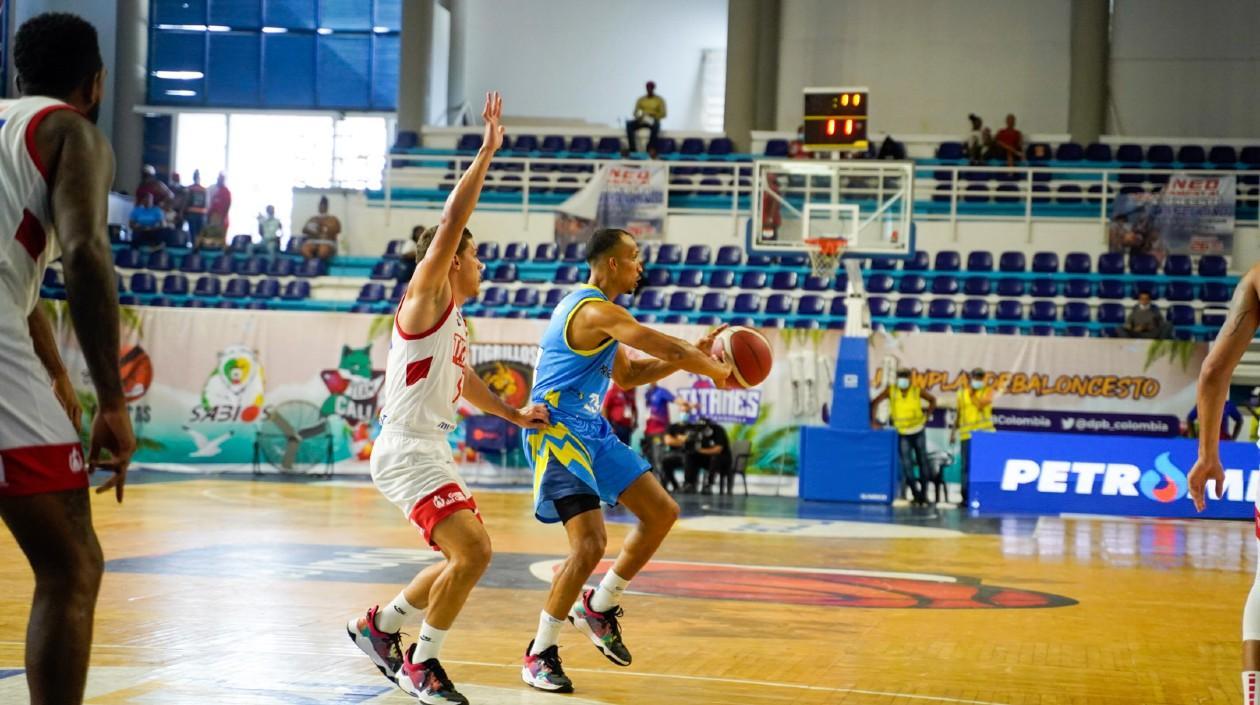Hansel Atencia marca a Audrys De León. 