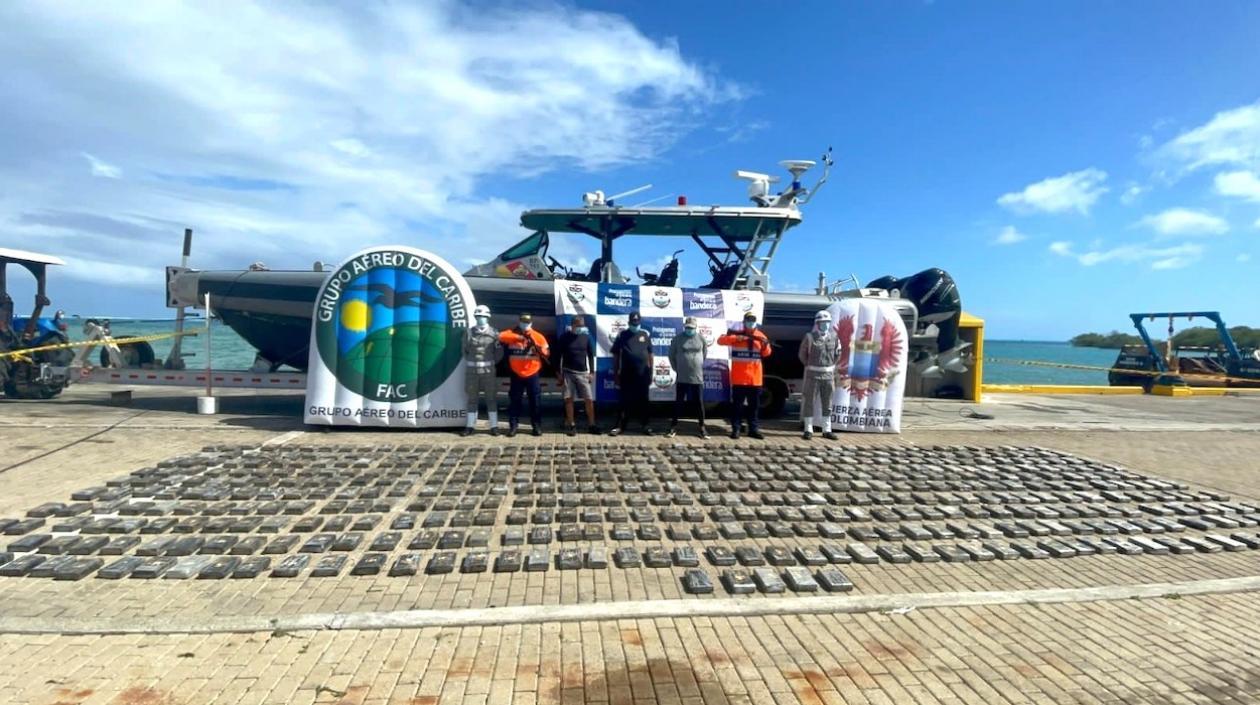 La droga, la embarcación y los tres capturados.