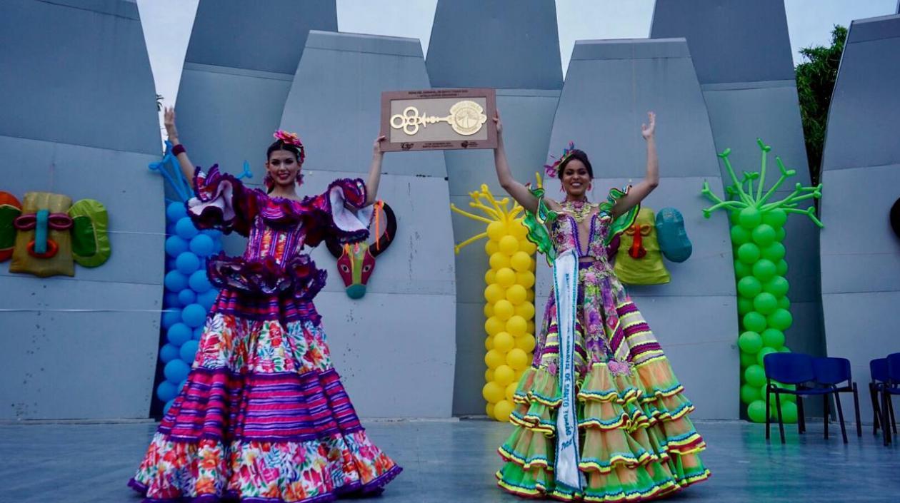 La Reina del Carnaval 2022, Valeria Charris, y la reina central de Santo Tomás, Naty Muñoz.