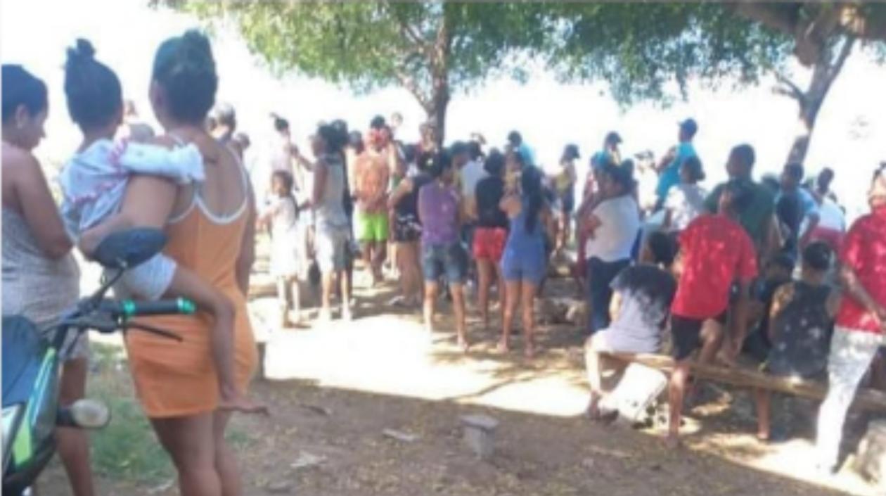 Varias personas aglomeradas por en el lugar donde fue hallado el cuerpo. 