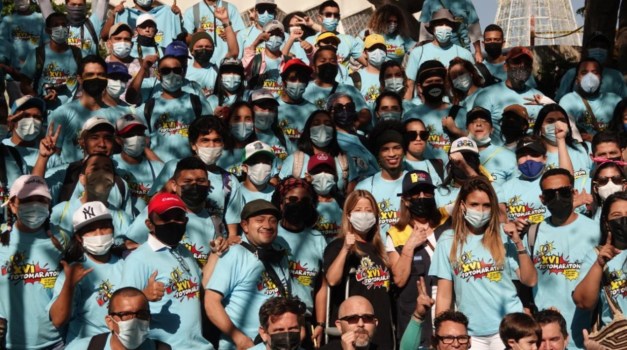 La gobernadora del Atlántico, Elsa Noguera, en medio de los participantes de la fotomaratón de Mira al Centro.