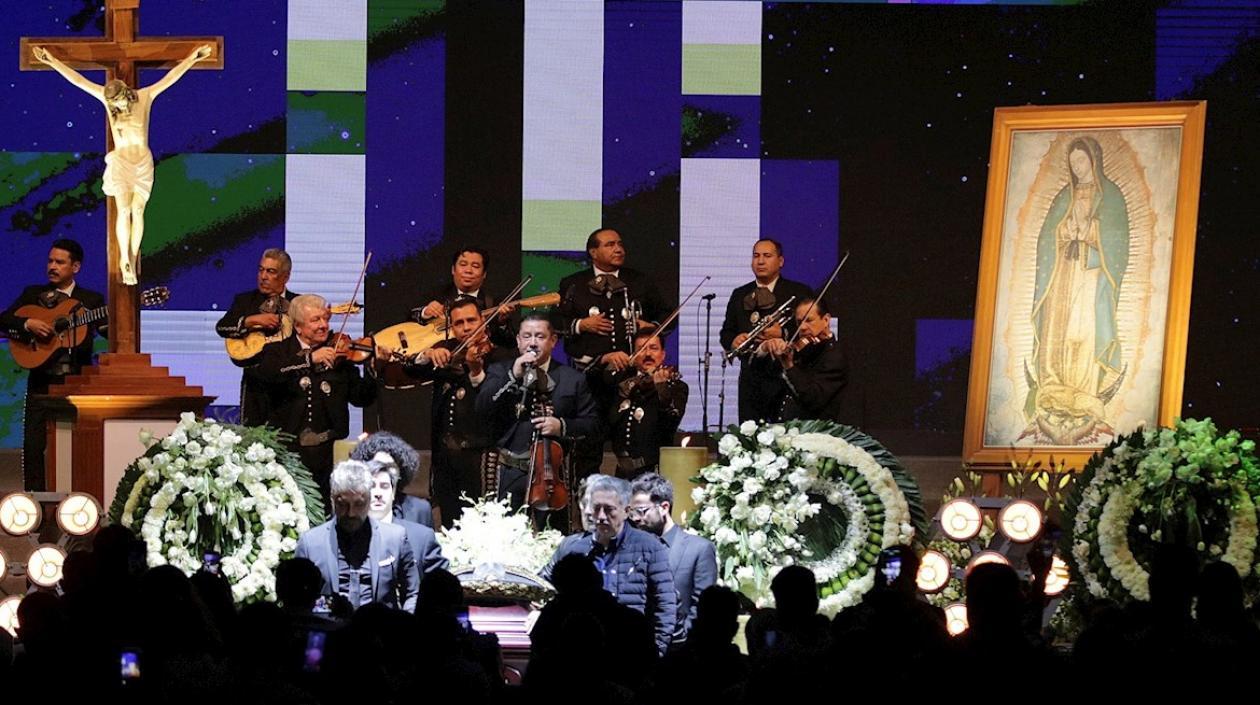 Familiares y amigos asisten al homenaje póstumo del cantante mexicano Vicente Fernández, anoche, en la ciudad de Guadalajara (México). 