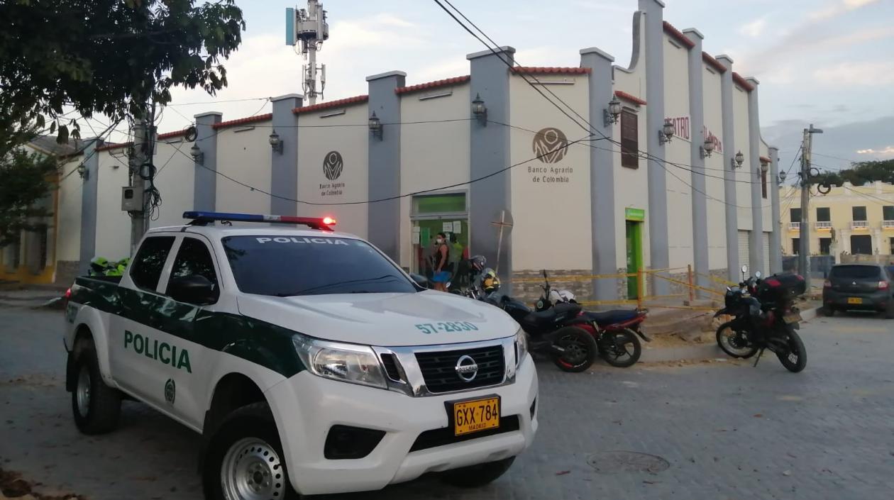 La Policía en el Banco Agrario asaltado. 