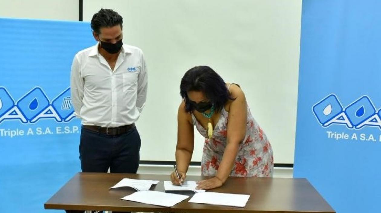 Amalfi Gaviria Ramos, Secretaría General de Soledad, y Jairo De Castro, Gerente General de Triple A, firmando el otrosí..