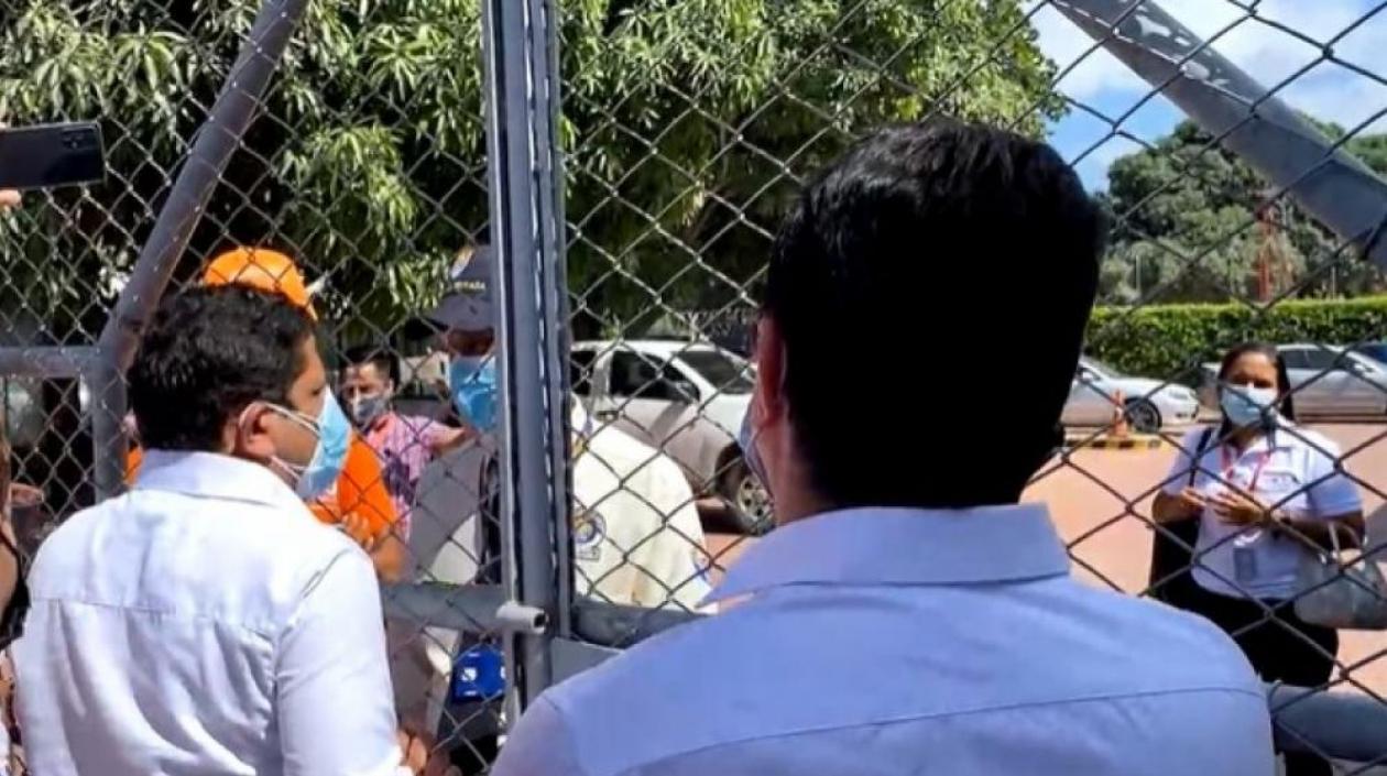 El Gobernador del Magdalena, Carlos Caicedo (derecha).