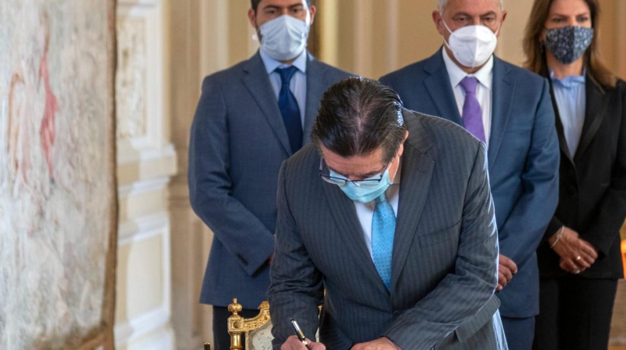 El Ministro de Salud, Fernando Ruiz, firmando el convenio.