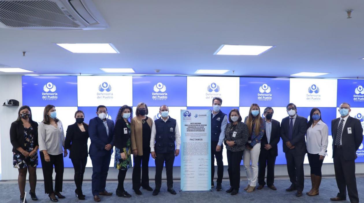 Imagen del acto de la firma del pacto.