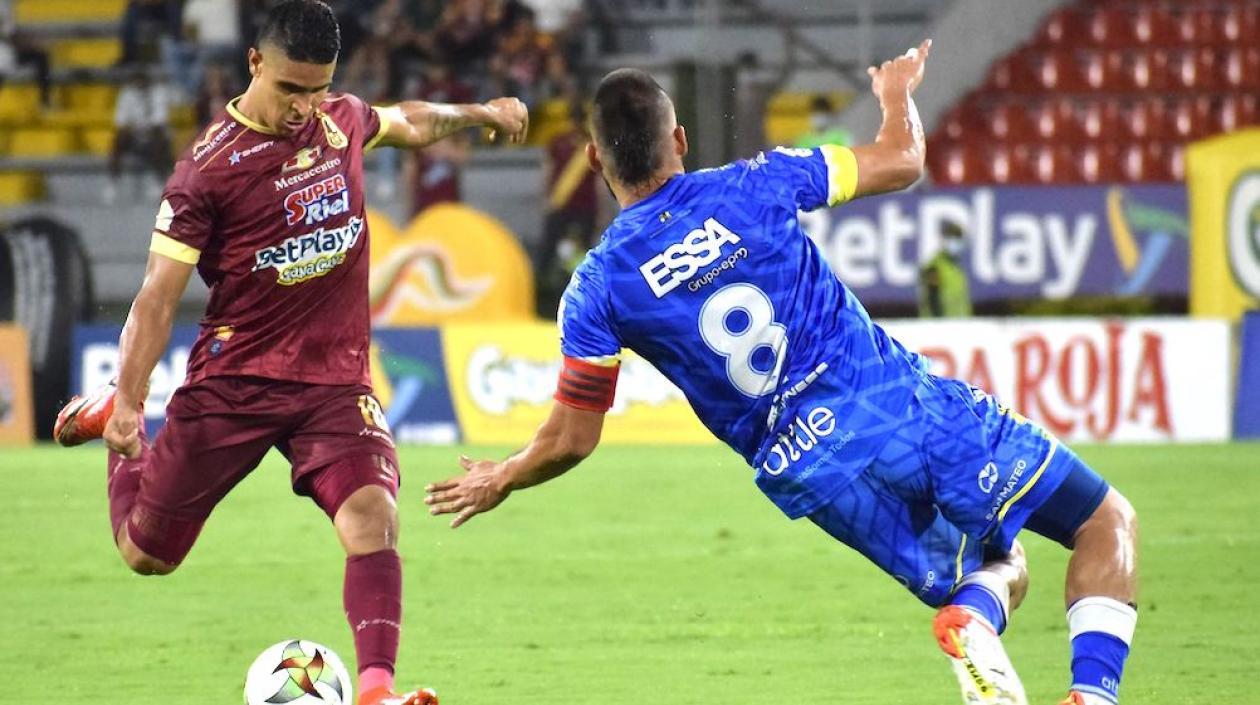 Acción del partido Deportes Tolima vs Alianza Petrolera.