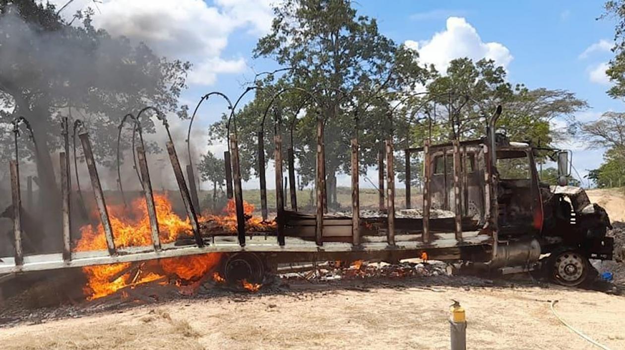 El camión incendiado.