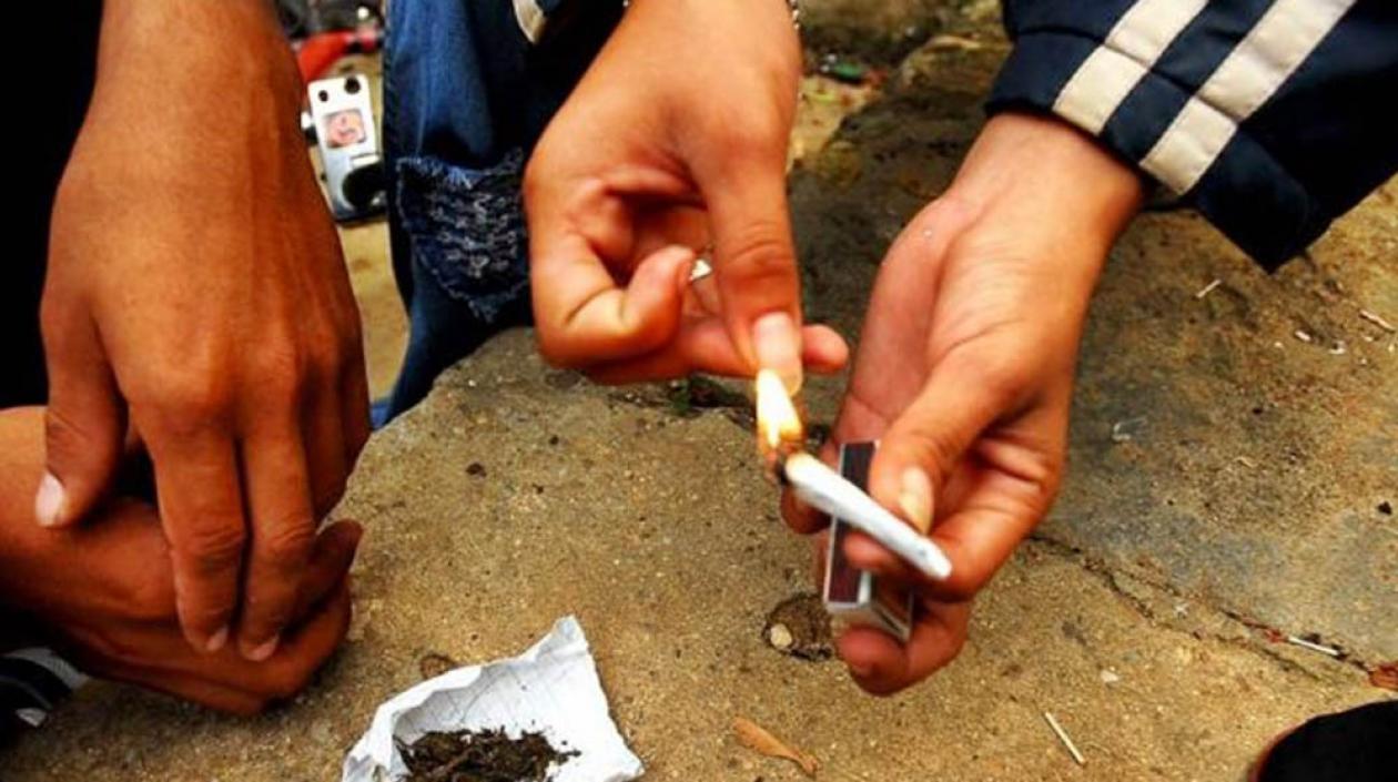 Consumo de droga en una calle. 