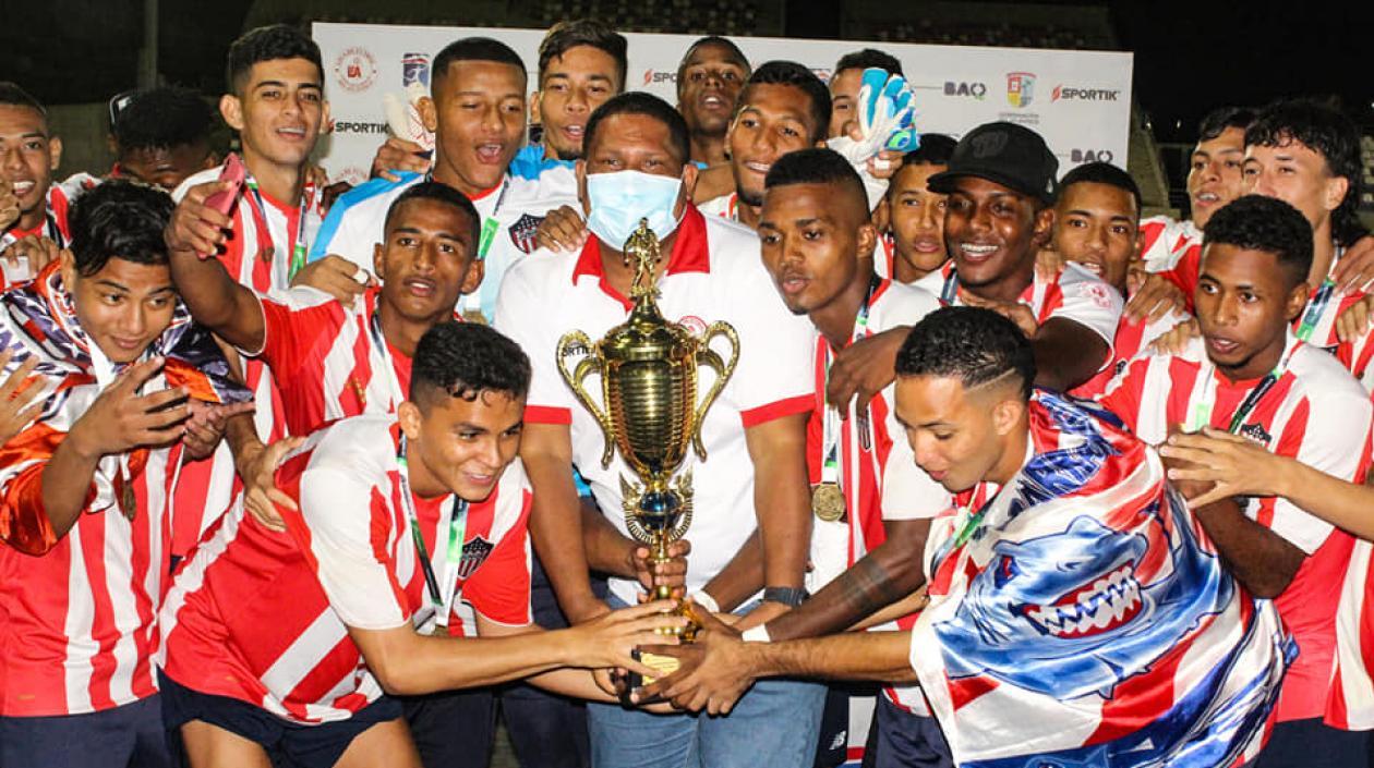 Francisco Sánchez, presidente de la Liga de Fútbol del Atlántico entrega el trofeo a Junior. 