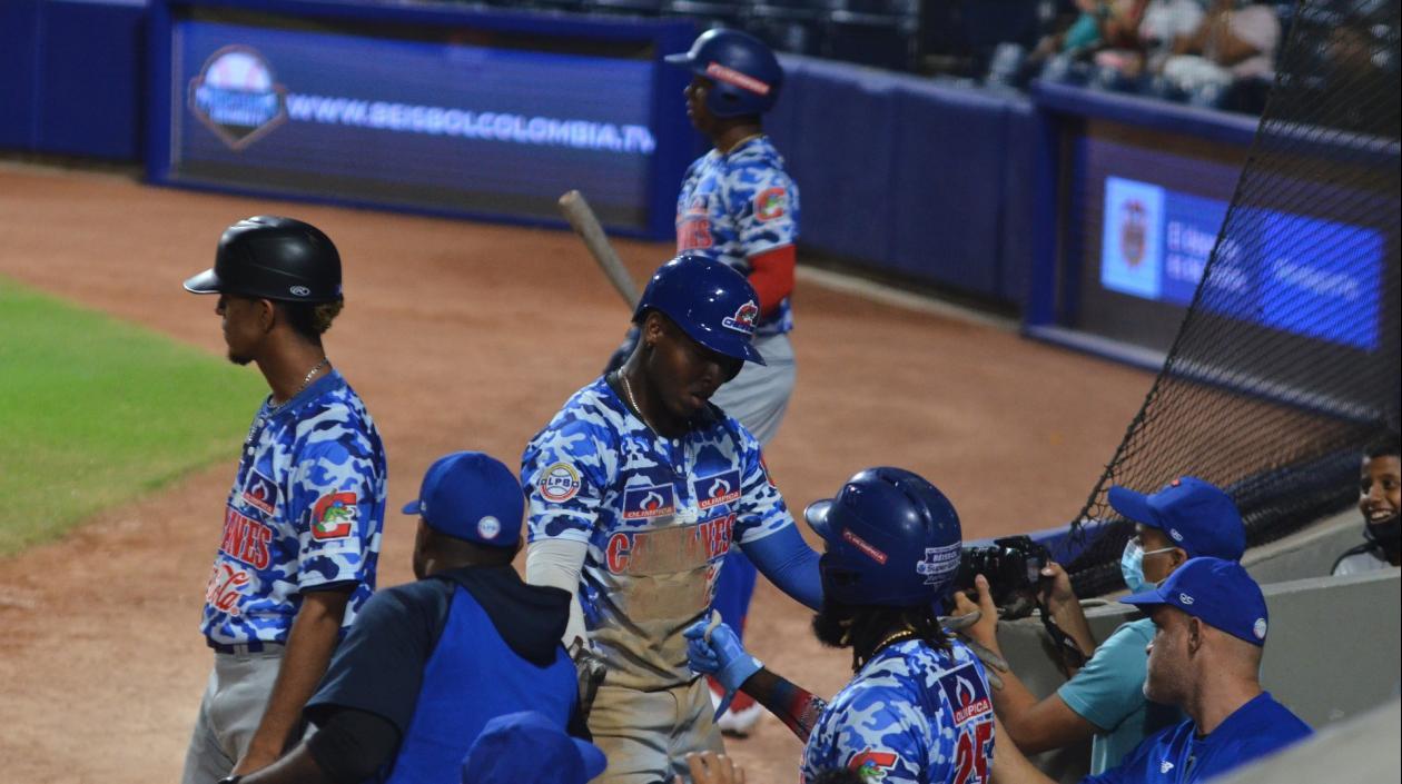 Manuel Joseph celebra con sus compañeros. 