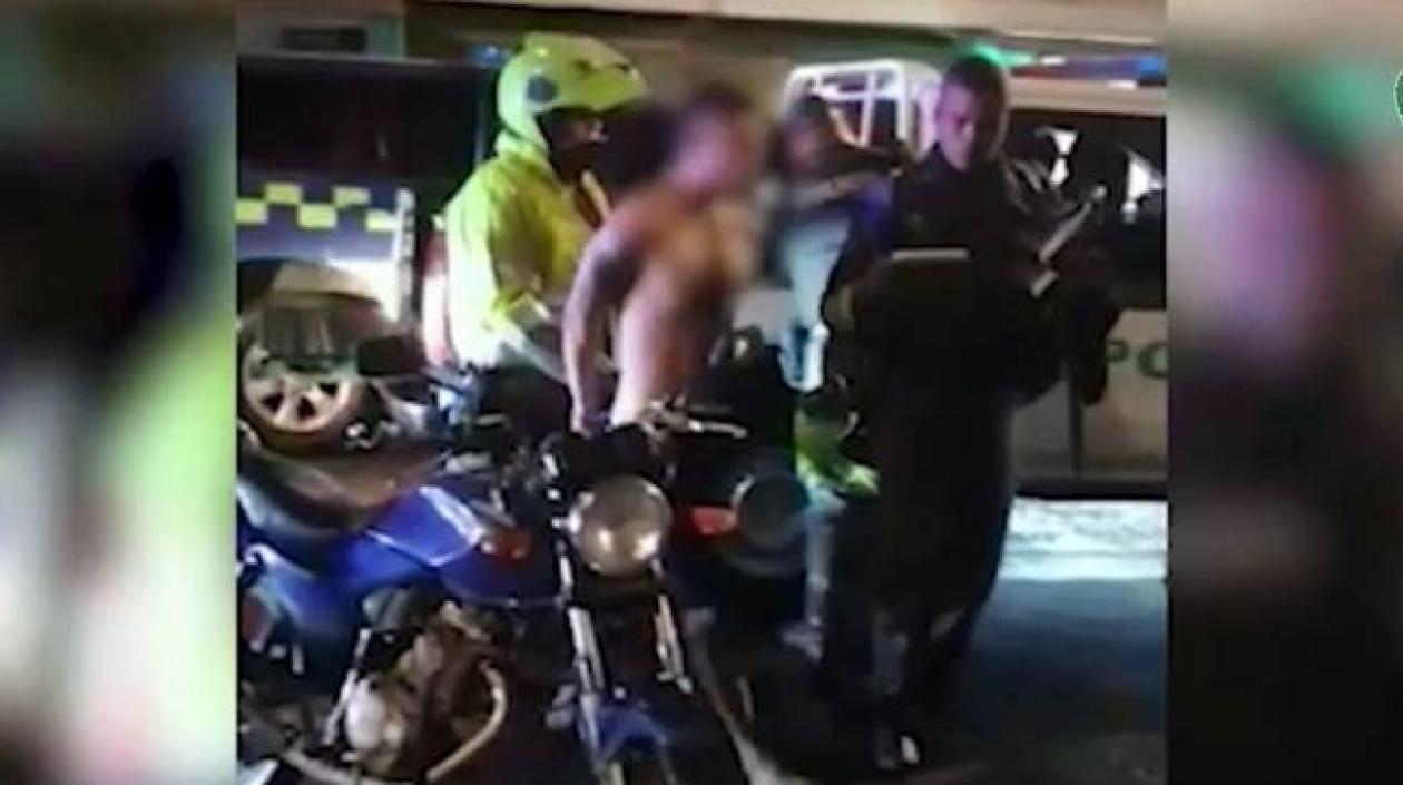 El hombre tras ser capturado por la Policía. 