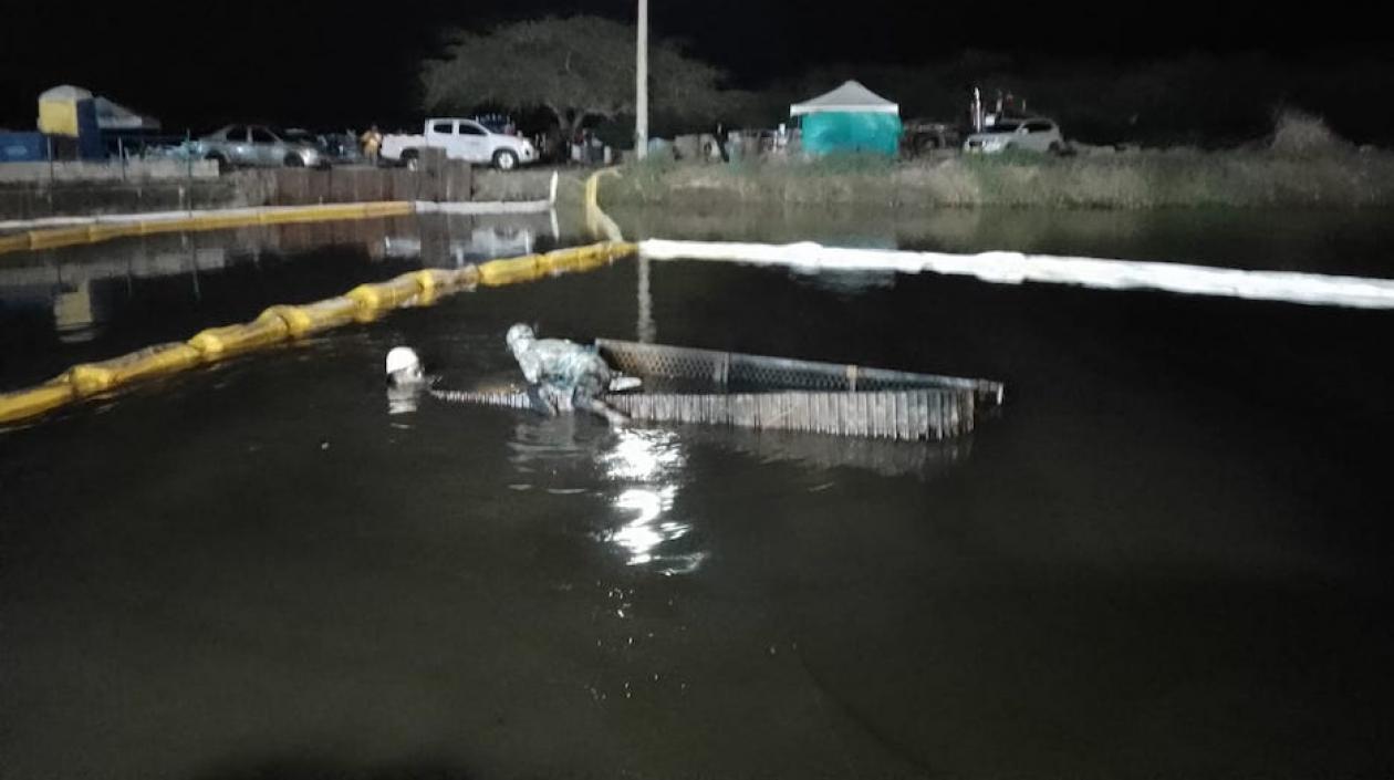La máquina hundida en el canal de aducción del acueducto de Barranquilla.