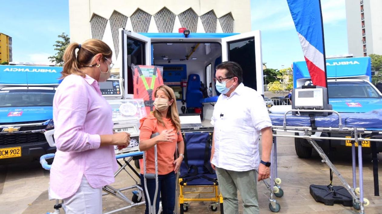 El Ministro Fernando Ruiz, la Gobernadora Elsa Noguera y la Secretaria de Salud Alma Solano durante la entrega de los equipos.