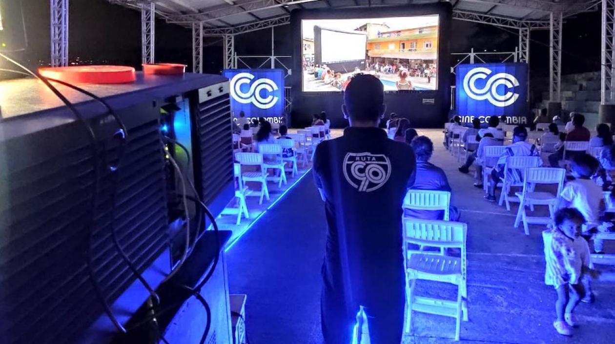 Durante la pandemia Cine Colombia reabrió la actividad en espacios abiertos.