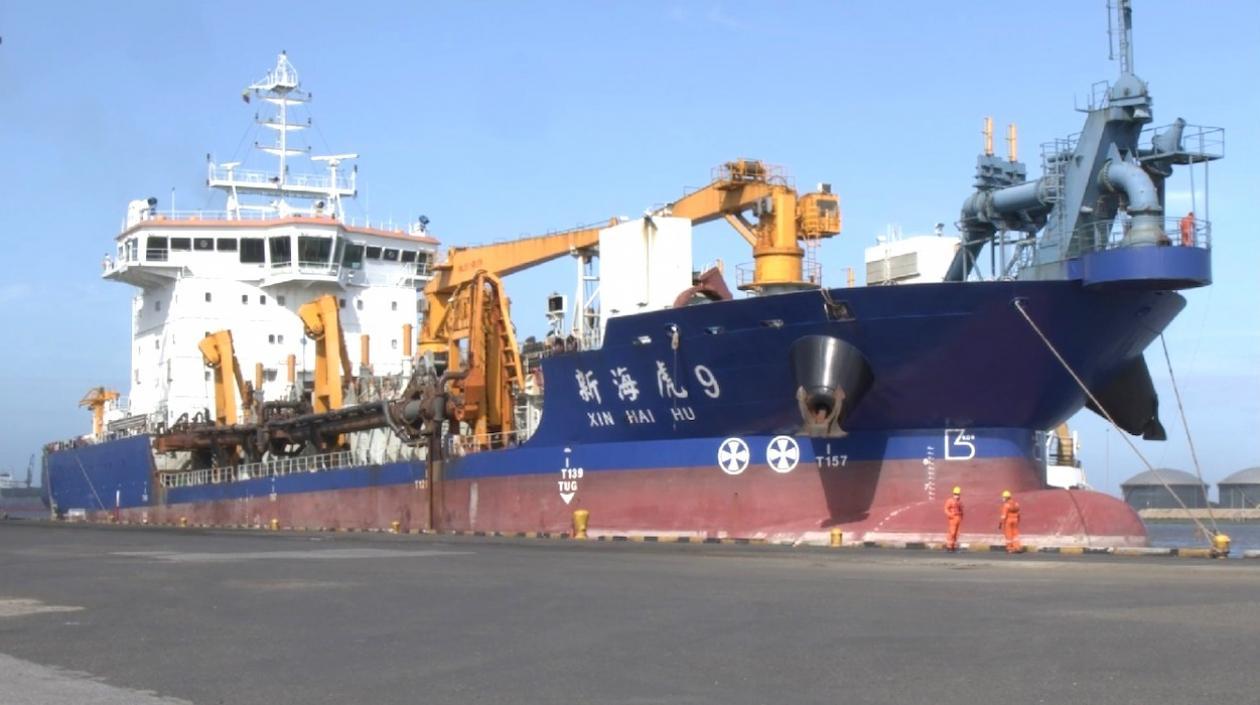 La draga china que hará el mantenimiento.