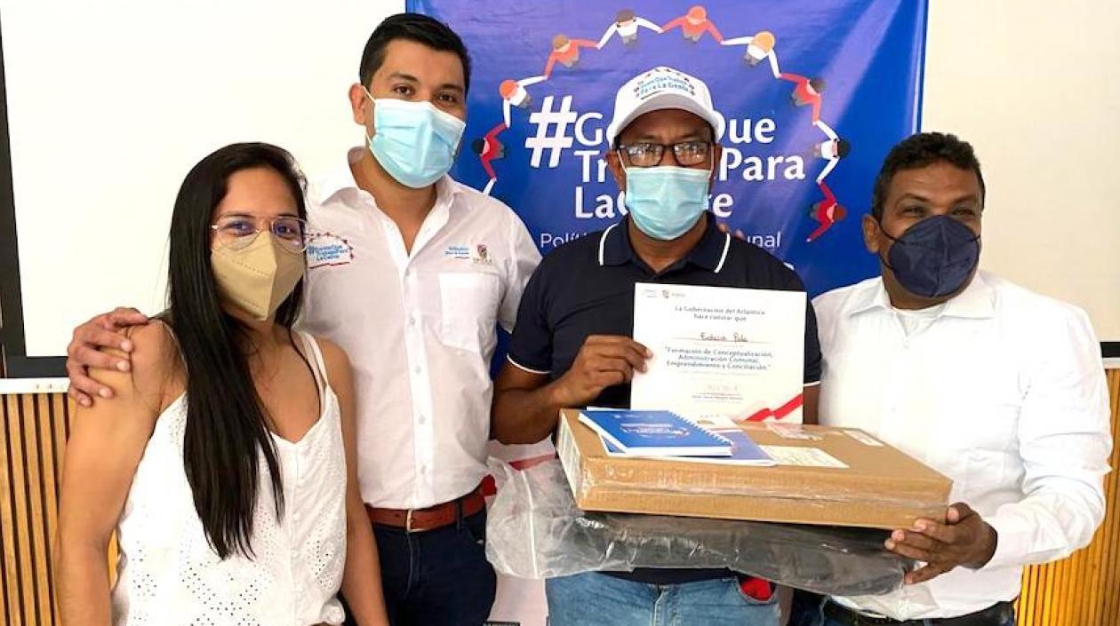 Entrega de los implementos a los directivos comunales.