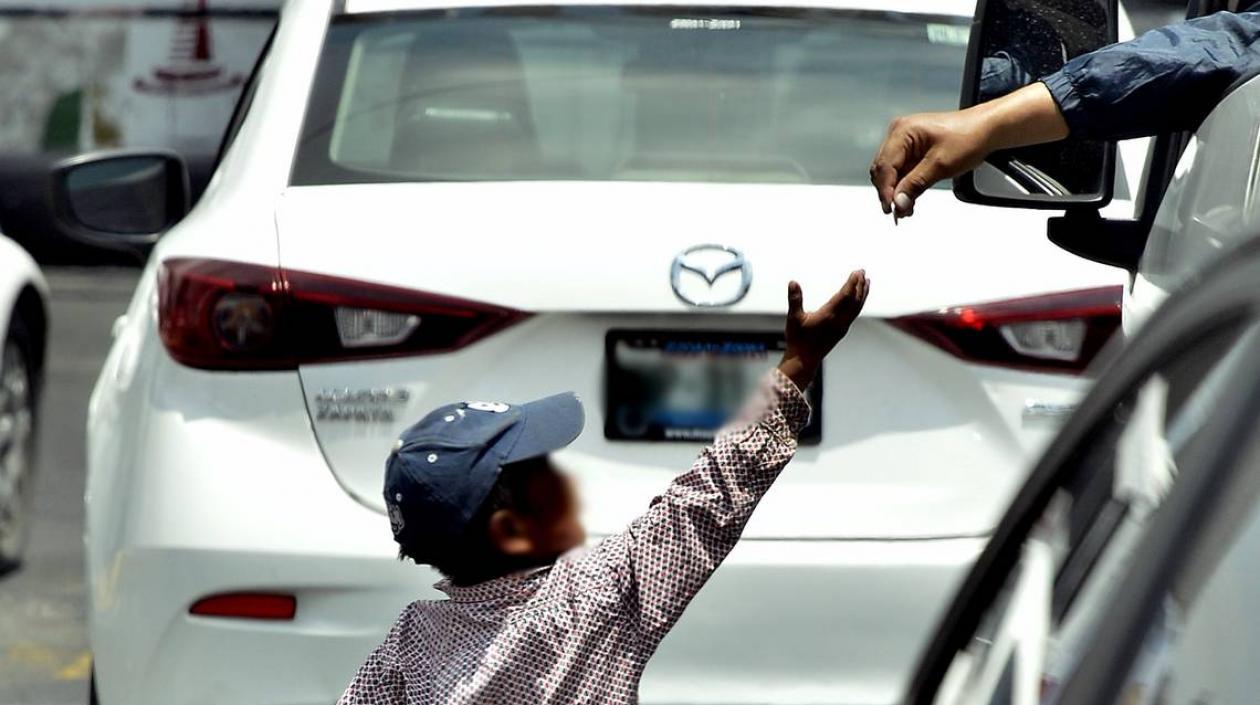 Mientras los niños se exponen a recibir el dinero, sus padres aguardan cerca para recibir la ganancia. 
