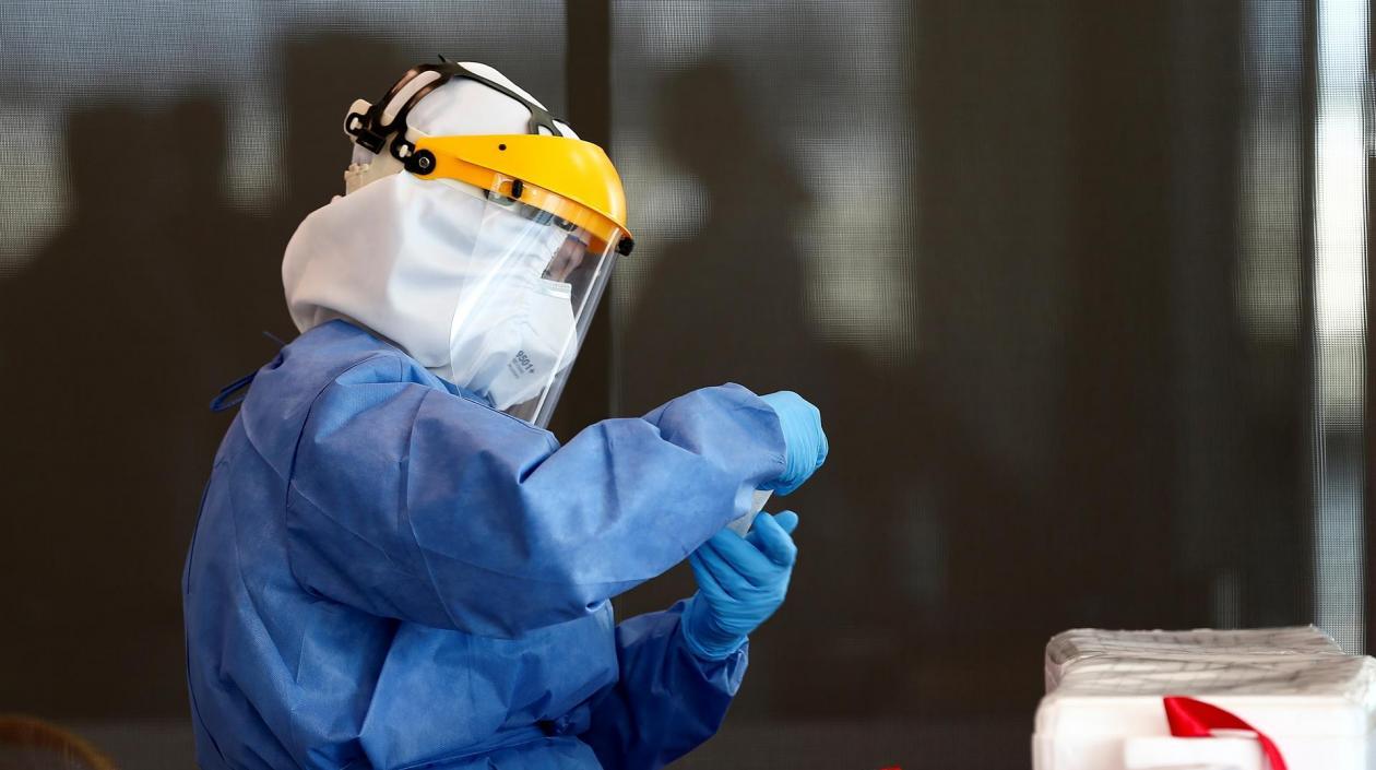 Personal médico realizando pruebas de Covid-19. 