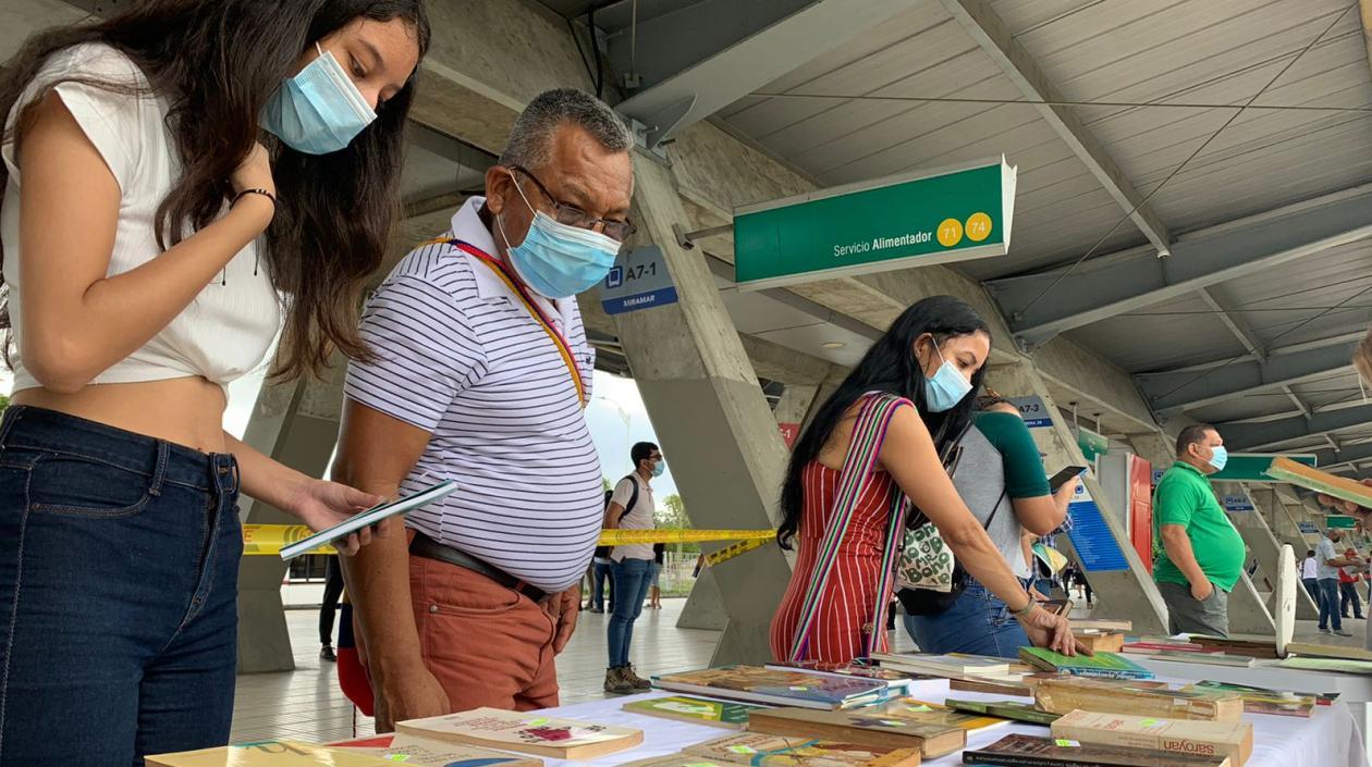 Trueque de libros en el Portal de Soledad
