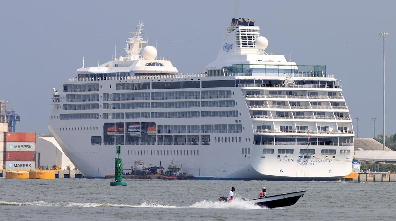 Crucero Seven Seas Cruises atracado en el muelle turístico en Cartagena