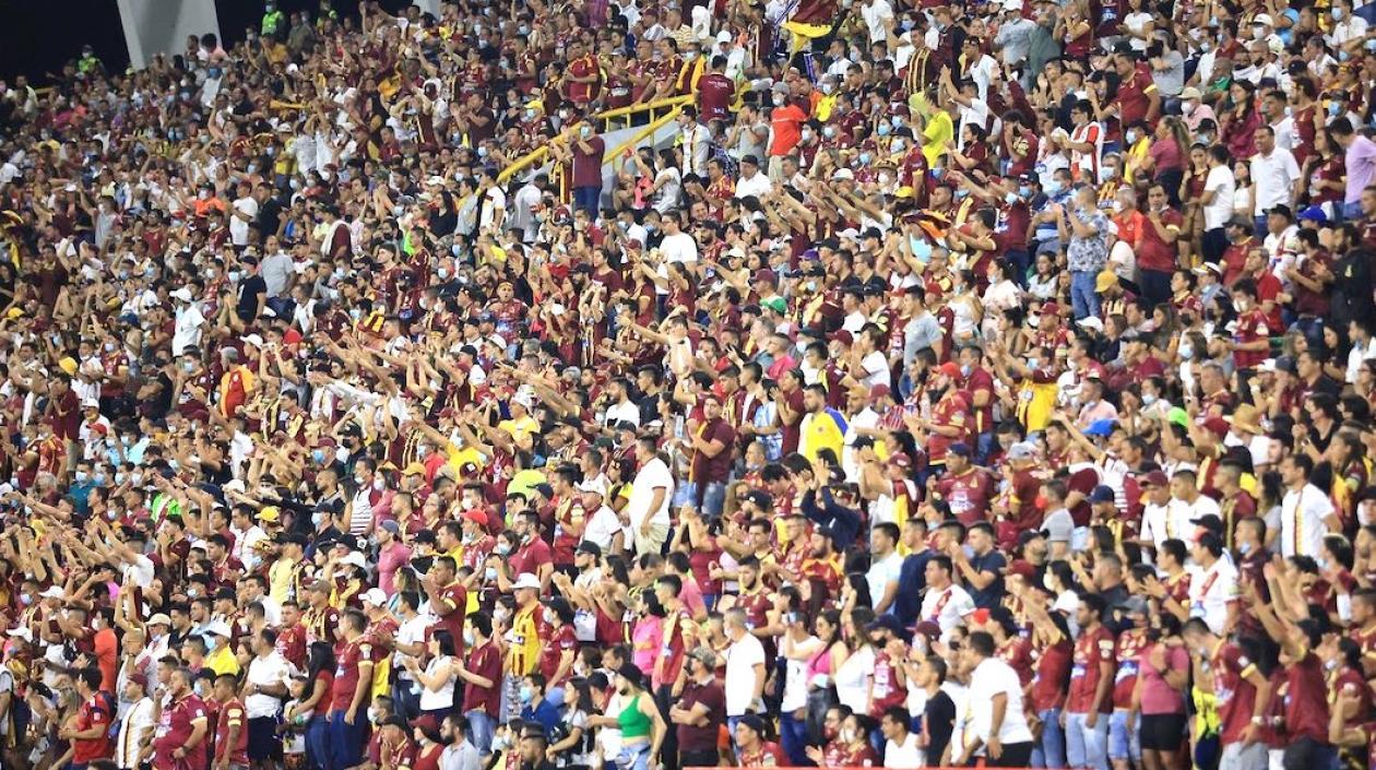 Hinchada del Deportes Tolima en el estadio 'Manuel Murillo Toro'.