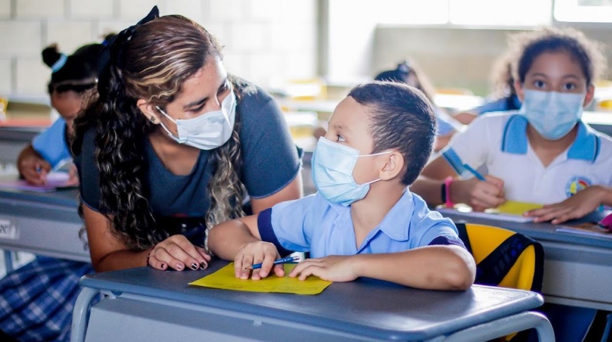 Una instructora interactuando con un estudiante.