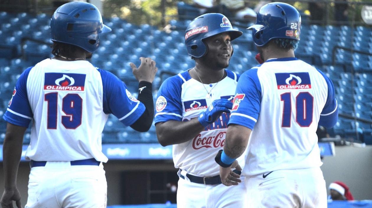 Dilson y Harold Ramírez celebran tras el grand slam.